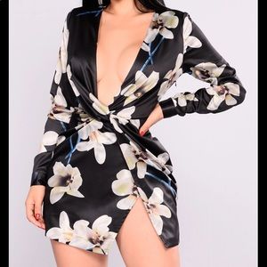 NWT Floral Satin Dress - Size M 🖤🌸